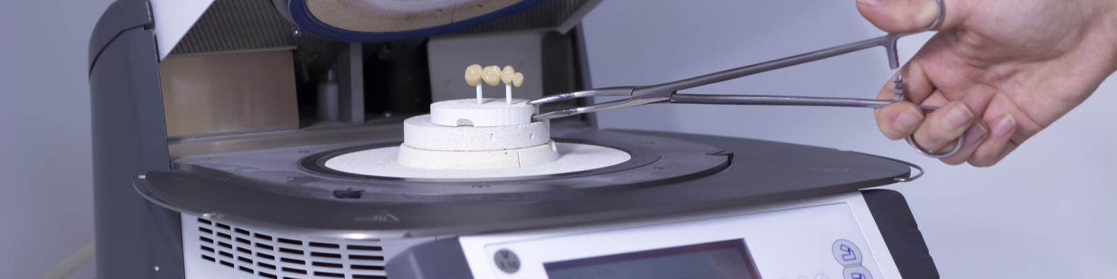 CAD/CAM sintrovací a glazovací pece